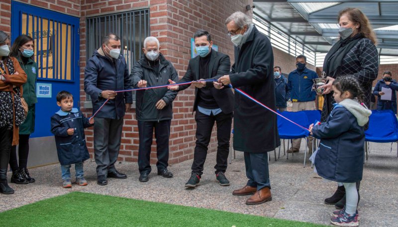 En el corte de cinta participaron el obispo Alberto Lorenzelli; el alcalde de Lampa, Jonathan Opazo, y el presidente del directorio de Fundación Brazos Abiertos.