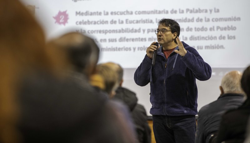 Juan Carlos Astudillo, secretario pastoral de la Vicaría para la Pastoral, explicó los avances del proceso sinodal.