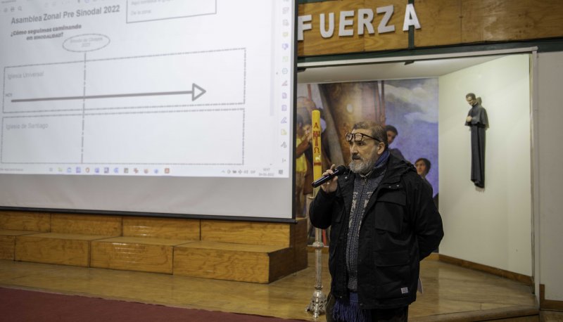 El secretario pastoral de la Vicaría Zona Centro, Gabriel Rogers, explicó a los participantes detalles sobre la organización de la asamblea.