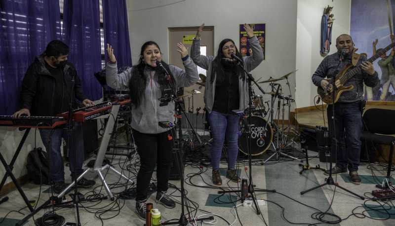 Un grupo musical entusiasmó a los presentes a unirse a los cantos durante la asamblea.